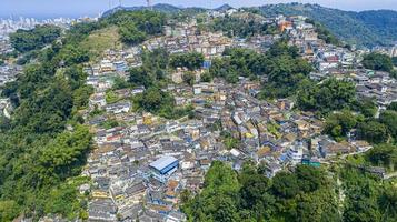 vue aérienne du bidonville de la ville de santos, brésil. 4k. photo