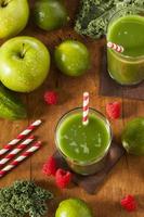 jus de smoothie aux fruits et légumes verts sains