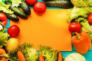 cadre de légumes avec espace de copie orange. vue de dessus et mise au point sélective photo