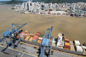 navegantes, santa catarina, brésil, mars 2022 - vue aérienne des terminaux apm navegantes et de son environnement urbain photo