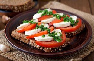 sandwiches diététiques utiles avec mozzarella, tomates et pain de seigle