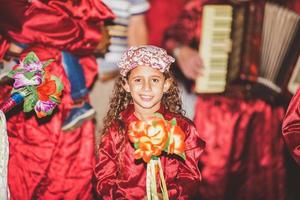 minas gerais, brésil, décembre 2019 - spectacle de danse traditionnelle appelé festa do congo photo