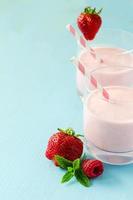 Smoothie frais et sain aux fraises avec yaourt, milk-shake, summ