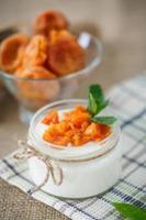 yaourt sucré maison aux abricots secs photo