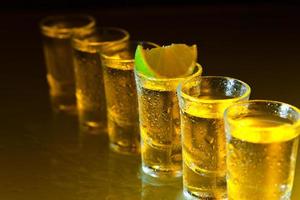 tequila et citron vert sur table en verre