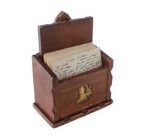 Boîte de recette en bois marron vintage avec des recettes manuscrites à l'intérieur