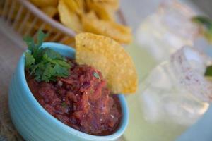 frites et salsa avec margaritas. photo