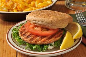 burger de saumon grillé photo