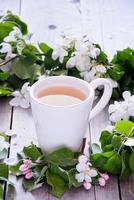 tasse de thé vert et fleur