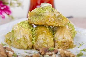 dessert arabe turc traditionnel - baklava au miel et aux noix