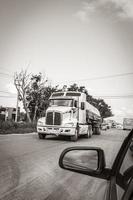 tulum quintana roo mexico 2022 camions benne basculante et autres véhicules industriels à tulum mexico. photo