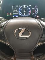 dubai, émirats arabes unis, mai 2022, lexus ls 500. intérieur. logo lexus, photo