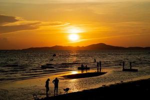 beau coucher de soleil plage de jomtien pattaya thaïlande photo