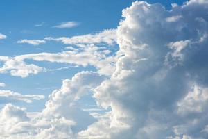 ciel bleu avec de beaux nuages photo