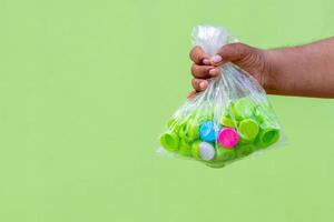 maintenez le bouchon de la bouteille dans un sac en plastique. photo