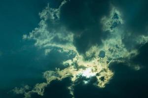 fond de nuages couverts avec une lumière qui brille à travers le ciel. photo