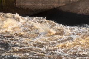 torrent de courants violents avec vieux béton. photo