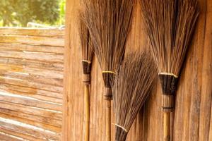 le balai est appuyé contre un mur en bois. photo