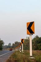 panneaux de signalisation incurvés avec des routes rurales.
