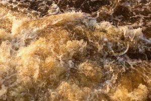 la surface de l'eau est trouble et sévère. photo