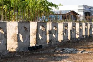 une rangée de blocs de béton rectangulaires pour placer un tuyau de plomberie. photo