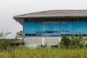 le bois bleu de la vieille école est pourri. photo