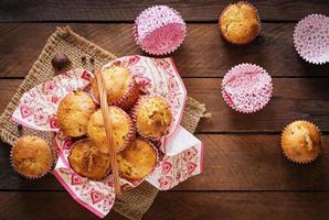 muffins aux fruits avec muscade et piment sur un fond de bois photo