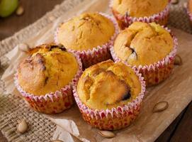 muffins appétissants et rouges à la citrouille et aux raisins photo