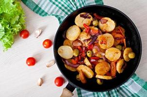 pomme de terre au four avec des légumes dans une poêle photo