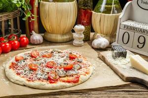 préparer une pizza maison avec des ingrédients frais