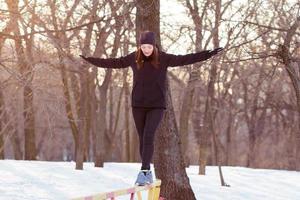 jeune femme athlète en costume de sport noir courir à winter park photo