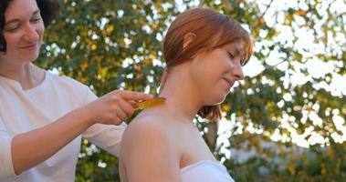 femme faire un massage chinois traditionnel à l'extérieur dans le jardin d'été photo