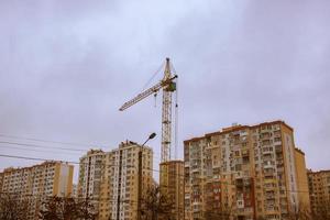 bâtiment en béton en cours avec des grues photo