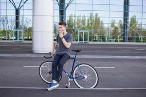 cycliste homme faisant du vélo rétro sport à pignon fixe. photo