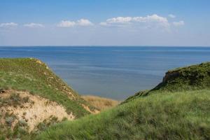 beaux paysages d'été avec des falaises d'argile près du delta du dniepr et de la mer noire photo