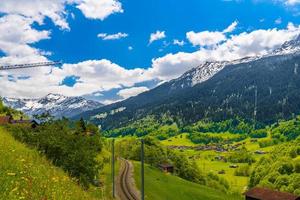 Chemin de fer dans les montagnes des Alpes, Klosters-serneus, Davos, Grisons photo