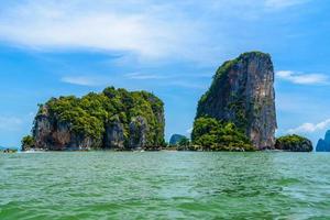 rochers sur l'île de james bond, khao phing kan, ko tapu, ao phang-ng photo