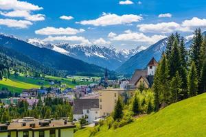 Maisons de village de ville dans les montagnes des Alpes, Davos, Graubuenden, s photo