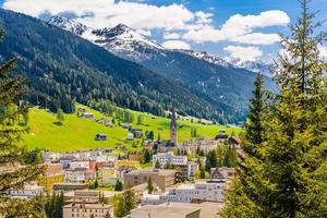 Maisons de village de ville dans les montagnes des Alpes, Davos, Graubuenden, s photo