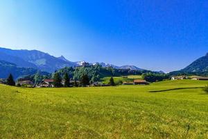 château de gruyères avec de vertes prairies, haut-intyamon, gruyère, f photo