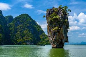 rochers sur l'île de james bond, khao phing kan, ko tapu, ao phang-ng photo