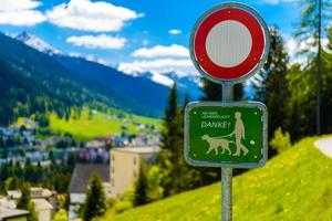 Plaque signalétique avec un chien dans les montagnes des Alpes, Davos, Graubuenden, sw photo