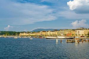 Rive du lac clair de Genève en Suisse photo