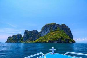 falaises rocheuses dans la mer, île de ko yung, phi phi, mer d'andaman, k photo