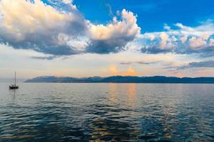 coucher de soleil avec reflets sur le magnifique lac de genève, suisse photo