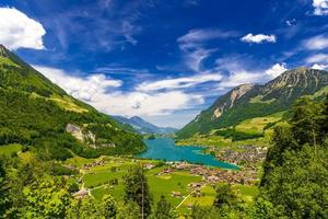 Village près du lac de Lungern, Lungersee, Obwald, Suisse photo