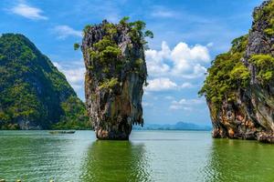 rochers sur l'île de james bond, khao phing kan, ko tapu, ao phang-ng photo