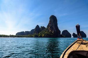 montagne rocheuse dans l'eau, ko rang nok, plage d'ao phra nang, ao photo