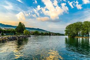 coucher de soleil avec reflets sur le magnifique lac de genève, suisse photo