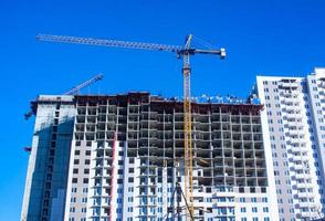 bâtiment en béton en cours avec des grues photo